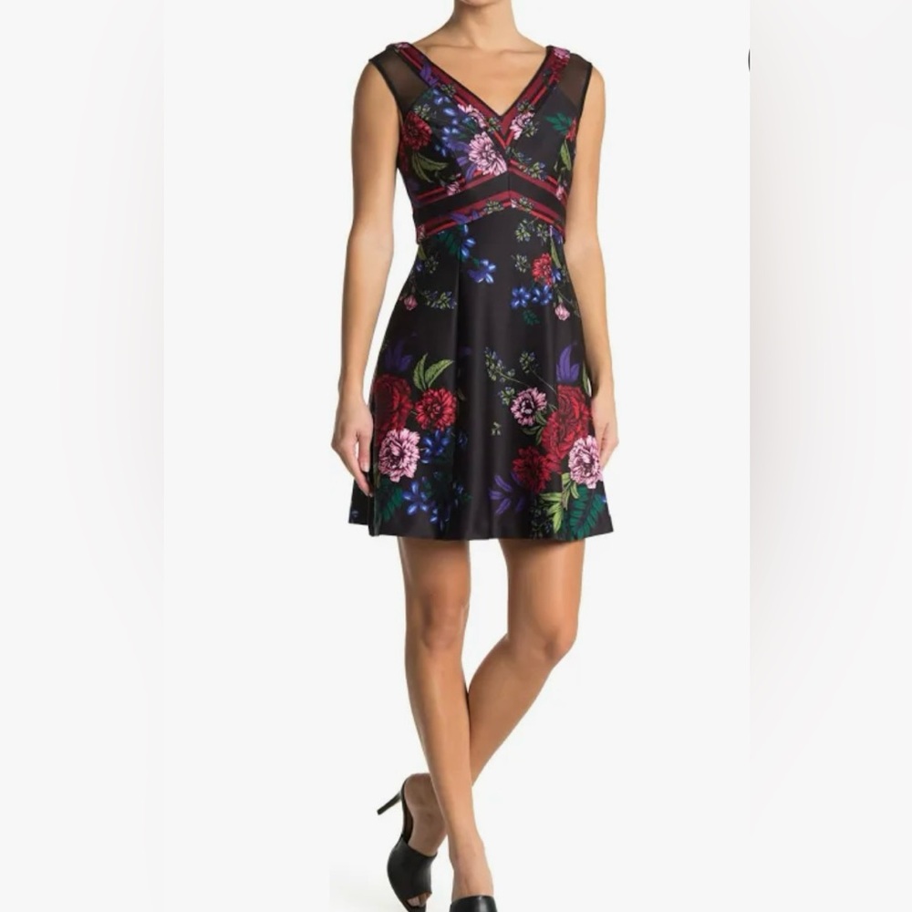 Guess NWOT Women's Black Sleeveless V-Neck Floral Fit & Flare Dress Size 4